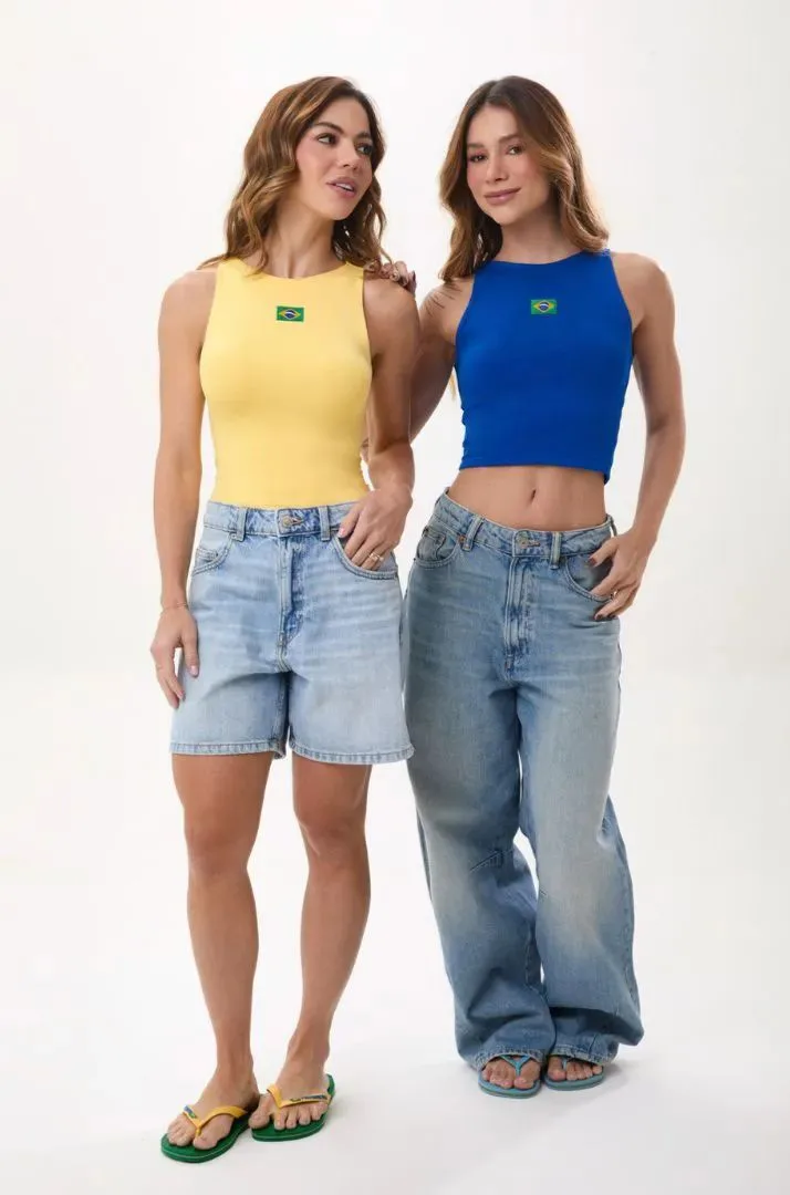 Modelos vestindo camiseta LLAS